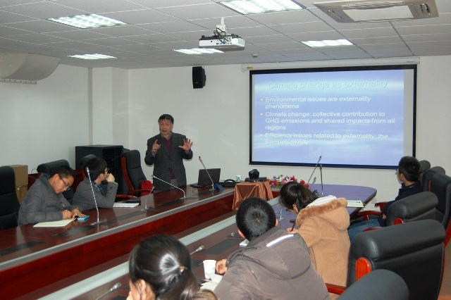 杨自力教授做学术报告 杨自力教授做学术报告