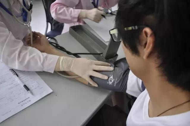 虽然他和让你 虽然他和让你