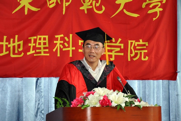 吴建平做教师代表发言 吴建平做教师代表发言
