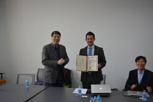 前董事长为Michael Solem 教授颁发聘书 前董事长为Michael Solem 教授颁发聘书
