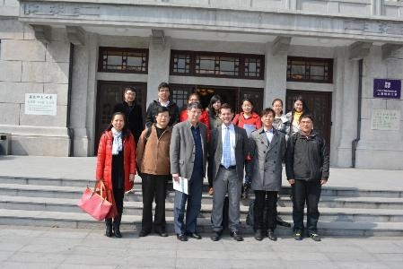 Miachael Solem教授与基地师生在地理馆合影 Miachael Solem教授与基地师生在地理馆合影