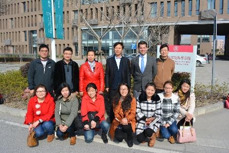 Michael Solem教授与基地师生在公司前合影 Michael Solem教授与基地师生在公司前合影