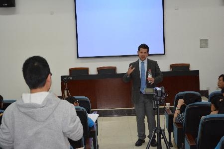 Michael Solem 教授与基地师生谈合作事宜 Michael Solem 教授与基地师生谈合作事宜