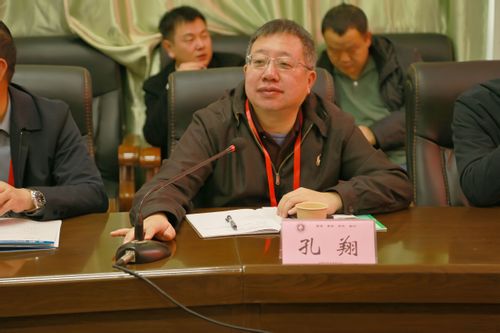 图7 孔翔教授主持会议主旨报告.jpg