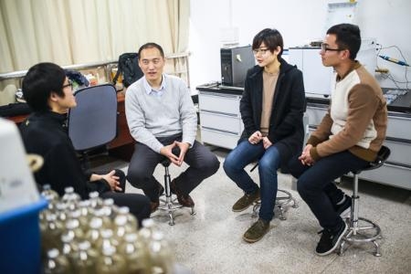 王东启与课题组同学在实验室 王东启与课题组同学在实验室